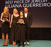 Der Publikumspreis &bdquo;Best Piece of Jewelry&ldquo; ging an die portugiesische Schmuckdesignerin Liliana Guerreiro (2.v.r.) (&copy;Foto: Martin Schmitz)